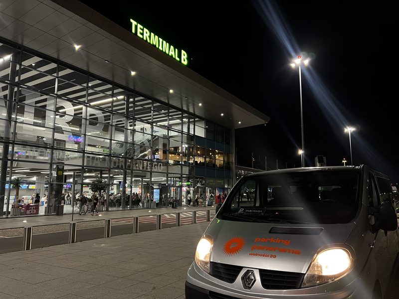 Parking Panorama shuttle in front of Terminal B at Katowice Airport at night